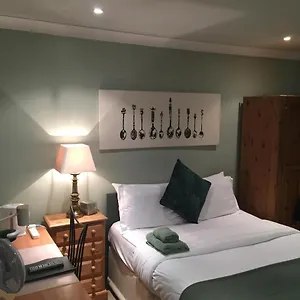 Hamilton's 3*, Chertsey United Kingdom